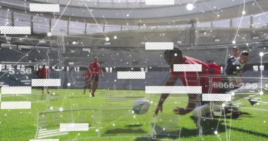 Kırmızı formalı dalış futbolcusu yeşil çimlerde topa uzanıyor ve rakipleri kayıyor. Atletizm, rekabet, takım çalışması, yoğunluk, aksiyon, spor, açık hava