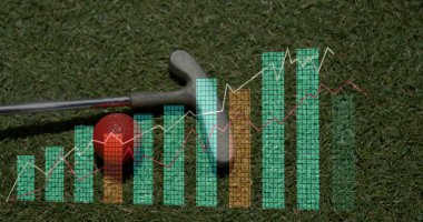 Kırmızı golf topuyla metalik sopa başı dinleniyor. Yeşil çizelgeler ve grafiklerle birlikte. Spor ekipmanları, analitik, finans, teknoloji, profesyonel, strateji, kesinlik