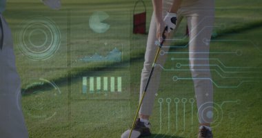Öğrenci golf sahasında golf sopası ve dijital grafikleriyle antrenman yapıyor. Eğitim, akıl hocalığı, teknoloji, kesinlik, açık hava, spor, performans