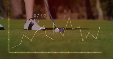 Golfçünün alt bacakları golf sopasıyla aynı hizada, top ile birlikte, analitik 87.92 'yi gösteriyor. Spor, golf, performans, analitik, kesinlik, açık hava, eğlence