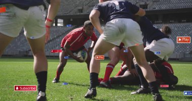 Rugby topu tutuyor, kırmızı formalı orta oyuncu stadyum sahasında rakipleriyle ilerliyor. Eylem, takım çalışması, rekabet, spor, çeviklik, yoğunluk, atletizm