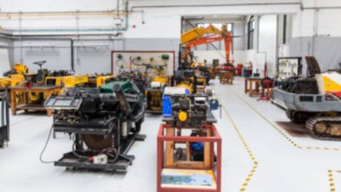 Motor montajı 3 boyutlu işleme atölyesinde vinç ve makinelerle gösteriliyor. Sanayi, atölye, makine, mühendislik, altyapı, teknik, inşaat