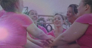 Açık spor salonunda lastik ve metal çubuklarla el ele tutuşan altı kadına tezahürat yapmak. Grup, yoldaşlık, canlılık, güç, işbirliği, motivasyon, açık hava