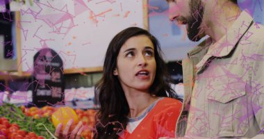 Sarı dolmalık biberli kadın markette ortağıyla sohbet ediyor, sandık kasa domateslerle. Taze ürün, piyasa, sağlıklı yaşam tarzı, alışveriş, canlı, doğal