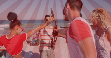 Kadehlerimizi kumlu sahilde renkli plaj topuyla kahverengi şişe kaldıran arkadaşlara kaldıralım. Kutlama, dostluk, eğlence, yaz, açık hava, konfeti, coşku