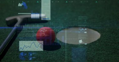 Kırmızı golf topunu golf sopasıyla yeşil topa vururken, golf sopasıyla bardağı ve dijital kaplamaları yerleştirirken gösteriyor. Doğruluk, analitik, spor, teknoloji, rekabet, performans, açık hava