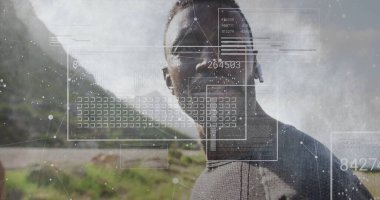 Holografik veri ekranı taranıyor. Sisli tepede kablosuz kulaklık takan atletik gömlekli bir koşucu. Fütüristik, fitness, teknoloji, açık hava, sağlık, yenilik, görselleştirme