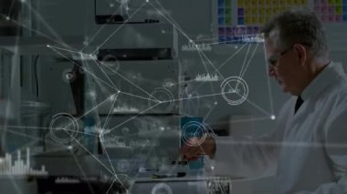 Laboratuvarda kıdemli bilim adamı örnek verileri analiz eden bir tüp yerleştiriyor. Araştırma, yenilik, kesinlik, teknoloji, tanı, deney, analiz