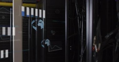 Statik sunucu rafı açılıyor. Veri çubuğu grafiği görünüyor, küreler büyüyor ve kod kayıyor. Teknoloji, veri, analitik, dijital, fütüristik, yenilik, ağ