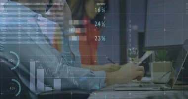 Erkek işçi telefon görüşmesi yapmak için yazarken, finans raporları bayan çalışanın not almasıyla güncelleniyor. Kurumsal, profesyonellik, analitik, bilgi, işbirliği, dijital, modern