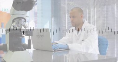 Animasyon grafik kaplamasından sonra laboratuvar analizi için dizüstü bilgisayarda yazan orta yaşlı erkek araştırmacı. Bilim, deney, yenilik, veri, analitik, teknoloji, kesinlik