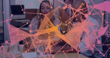 İş arkadaşları iş görüşmeleri için notlar yazarken olgun bir kadın bilgisayarı işaret ederek odaya giriyor. İşbirliği, takım, iletişim, tartışma, beyin fırtınası, profesyonellik, içişleri