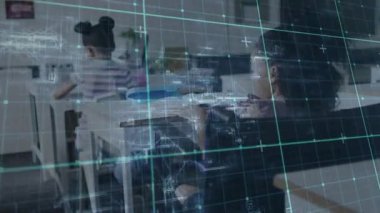 Tekerlekli sandalyedeki çocuk hareket halindeki kafasında gülümseyerek eğitime yardım etmeye tepki veriyor. Engellilik, kapsama, erişilebilirlik, teknoloji, eğitim, yenilik, çeşitlilik