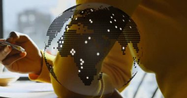 Dijital küre maddeleşiyor ve kazaklı kol kaldırma akıllı telefon kaldırma ve veri aktarımı yapıyor. Teknoloji, yenilik, dijital, bağlantı, iş dünyası, iletişim, modern