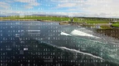 Havadan bakıldığında kıyı dalgaları çarpmaya başlar ve ikili kaplama veri akışını gösterir. Deniz kabuğu, drone, minimalizm, teknoloji, doğa, manzara, dijital