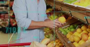 Market koridorunda alışveriş arabası süren bir erkek bar çizelgeleri yükselirken turuncu kaliteyi kontrol ediyor. Perakende, tüketici, sağlıklı, canlı, teknoloji, analitik, pazar