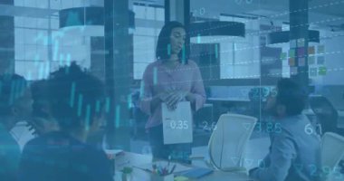 Sunucu, iş toplantısında önemli ölçümleri yansıtan animasyon veri grafikleri oluşturarak rapor tutuyor. İşbirliği, analitik, yenilik, profesyonel, iletişim, strateji, teknoloji