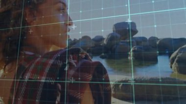 Sörf tahtası çeviren kadın sörfçü AR ızgarası plajdaki kıyı şeridini aydınlatırken kafasını çeviriyor. Sahil, sahil, macera, açık hava, dingin, doğal, keşif