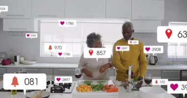 Aşçı bıçak kesen kavun toplarken, insan yeşillikleri canlandıran ikonlar gibi durulayıp yemek hazırlıyor. Sağlıklı yaşam tarzı, aile saadeti, işbirliği, tazelik, modern mutfak, dijital arayüz, refah