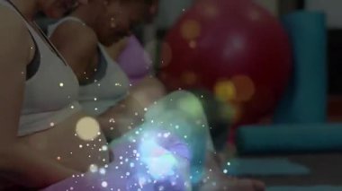 Doğum öncesi sınıfa katılan, spor yaparken dambılları kıvıran, kahkahalar atan kamera. Hamilelik, sağlık, egzersiz, annelik, güç, aerobik