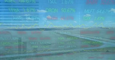 Uçak penceresi görünümü piste iniyor. Kaydıran, görselleştiren finansal örtüşmeler ortaya çıkıyor. Havacılık, veri görselleştirme, finans pazarı, teknoloji, ulaşım, dijital analiz, seyahat