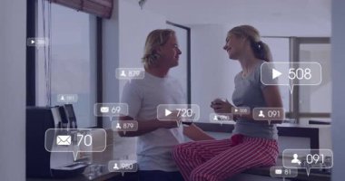 Mutfak tezgahında sohbet eden erkek ve kadın öpüşmeden önce sosyal ölçümleri takip eden ikonlar gösteriyorlar. Romantik, bağlantı, dijital, iletişim, yaşam tarzı, samimiyet, modern