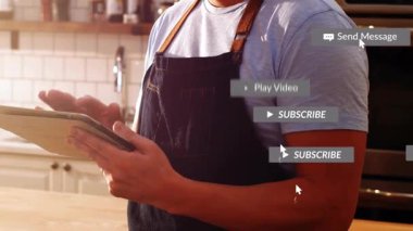 Adam mutfakta tablet kaldırıyor, teknoloji aboneliğine neden oluyor ve kaybolmadan önce sele neden oluyor. Teknoloji, dijital, modern, iletişim, akıllı, aygıt, yaşam tarzı