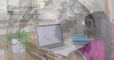 Öğrenci notlar yazarken dijital dünya kaydırmalı kod öğrenme teknolojisinde zayıflıyor. Eğitim, yenilik, modern, merak, dijital, yaratıcılık, gençlik