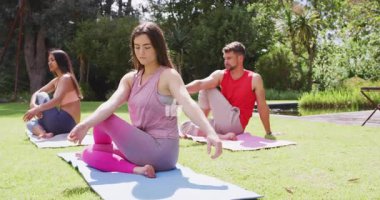 Havuz başında yoga minderlerini büken üç yetişkin arka eğrimde yüzen baş parmak ikonlarına neden oluyor. Spor, sağlık, rahatlama, açık hava, huzur, uyum, sükunet.