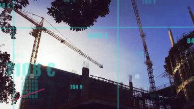 Turkuaz veriler vinçlerin üzerinde beliriyor ve renkli çizgiler oluşturarak büyüme eğilimini çiziyor. İnşaat, kentsel, endüstriyel, analitik, ilerleme, dijital, büyüme