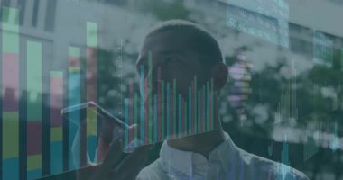 Teknisyen akıllı telefonu kapıp, cihaza konuşurken cam holografik grafiklerle analiz ediyor. Teknoloji, veri görselleştirme, kentsel, profesyonel, yenilik, fütürizm, iletişim