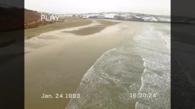 VHS PLAY 16: 30 'da başlıyor. İHA kaydedici yürüteç, klasik görüntüler için kum arızası çizgileri üzerinde hareket ediyor. Kıyı, manzara, mahsul, vahşi doğa, kış, dinginlik, keşif