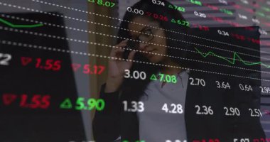 İş kadını telefonla arıyor ve piyasa verilerini incelerken canlı hisse senetlerini tarıyor. Finans, pazar, analiz, teknoloji, profesyonellik, şirket, veri