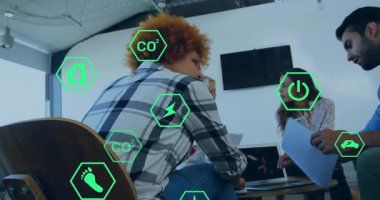 Ekip laptopun etrafında toplanıp çevresel verileri inceleyecek ve yeşil altıgenleri aktive edecek. İşbirliği, yenilik, şirket, modern, teknoloji, çalışma alanı, profesyonellik