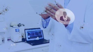 Doktor elinde tablet tutarken laboratuardaki tıbbi verileri analiz ederken animasyon kullanıcı ağı örtüşmesi başlatılıyor. Tıbbi, teknoloji, yenilik, araştırma, sağlık, dijital, bilim