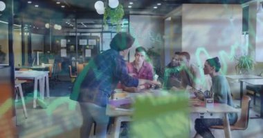 İş toplantısında renkli çarşaf dağıtmayı kolaylaştıran ve takım değerlendirmesi için kırmızı sayfayı işaretleyen kişi. İşbirliği, takım çalışması, modernlik, profesyonellik, beyin fırtınası, planlama, iletişim