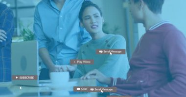 İş arkadaşları UI 'yi dizüstü bilgisayarlı tomografi ile test ediyor. Sosyal simgelerin patlamasına ve iş arkadaşının içeri girmesine neden oluyor. İşbirliği, teknoloji, ofis, sosyal medya, takım çalışması, iletişim, dijital