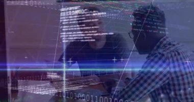 Bilgisayar başında yazan mühendis kod grafikleri teknisyenlerle buluşup rakamları analiz ediyor. İşbirliği, veri görselleştirme, profesyonel, takım çalışması, analitik, teknoloji, modern