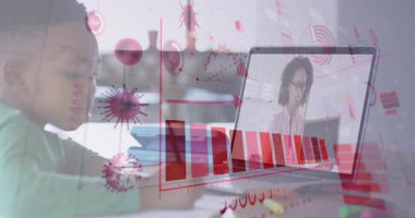 Çocuk defter yazıyor, virüs simgeleri yaratıyor ve matematik dersinde 3D grafik büyüyor. Eğitim, e-öğrenim, dijital, sanal, teknolojik, çocuk gelişimi, akademik