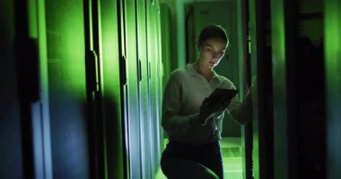 Teknisyen tableti yürütme ve veri merkezi raflarını denetleme, çevresel veriler için simgeler oluşturma. Teknoloji, veri, sürdürülebilirlik, yenilik, dijital, yeşil, analitik