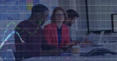 Takım üyesinin tablet tıklaması şeffaf şebekeyi başlatıyor. Analiz için piyasa dalgalanmalarını gösteriyor. İş, takım çalışması, analitik, teknoloji, yenilik, işbirliği, strateji