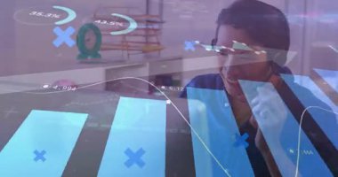 Adam masadaki akıllı telefondan arıyor, animasyon çizelgelerini analiz ediyor ve yeşil şamdan modasına geçiyor. Finans, teknoloji, veri analizi, yatırım, borsa, konsantrasyon, iş