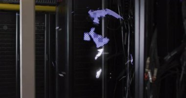 Veri merkezi koridorunda beliren mor parça ağ akışını gösteren dönen bir küreye dönüşüyor. Fütüristik, teknoloji, ağ, dijital, yenilik, bağlantı, sürükleyici