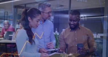 İş analizi için grafikler yoğunlaşırken, tableti inceleyen ve rapor açan meslektaşlar. İşbirliği, takım çalışması, veri, analiz, ofis, üretkenlik, teknoloji