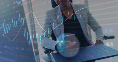 Tüccarın telefonu tabletin üzerine kaldırması ve verileri aşırması, piyasa eğilimlerini animasyon çizelgeleriyle gözden geçirmesi. Finans, teknoloji, veri, analitik, iş, modern, profesyonel