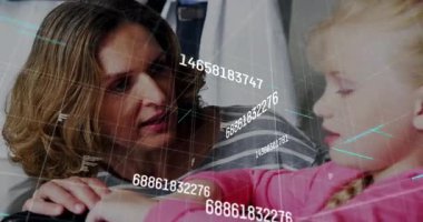 Anne, kızının bileğini sağlık kontrolü için nazikçe inceliyor. Rakamsal veri örtüşmesi öngörüyor. Bakıcı, bağlanma, dijital arayüz, duygusal destek, aile, teknoloji, izleme