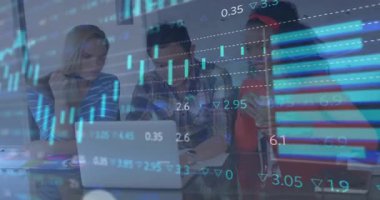 Takım dizüstü bilgisayarı, akıllı telefon soyan adam olarak çalışıyor. Piyasa verileri ve göstergeleri getiriyorlar. İş, işbirliği, teknoloji, finans, takım çalışması, analiz, modern