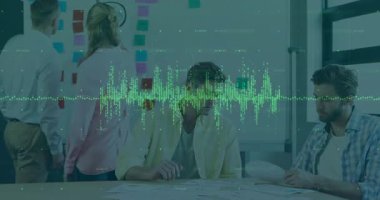 Ofis ekibi beyaz tahtadaki yapışkan notları alıyor ve diyagramları değiştirirken iş planına başlıyor. İşbirliği, beyin fırtınası, strateji, iş akışı, takım çalışması, yenilik, proje yönetimi