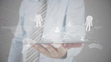 Orta yaşlı bir adamın tableti tıklaması dünya haritası çizimine ve teknoloji ağı simgeleri oluşturmasına neden oluyor. Teknoloji, bağlantı, dijital, yenilik, iletişim, ağ, iş