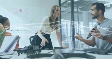 Masaya yaslanmış bir kadın teknoloji toplantısında İHA tasarım projesini sunuyor, dalga boyu yayın yapıyor. İşbirliği, yenilik, teknoloji, takım çalışması, profesyonel, beyin fırtınası, veri